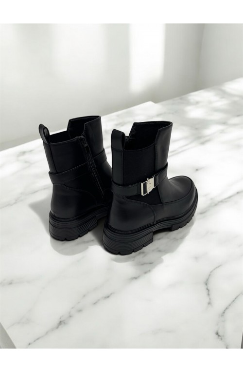 Γυναικείο μαύρο flat μποτάκι με ασημί λεπτομέρεια